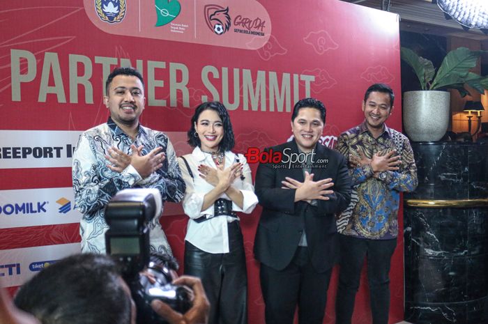 (Dari kiri ke kanan) Muhammad (anggota Komite Eksekutif PSSI), Wika Salim (Penyanyi), Erick Thohir (Ketua Umum PSSI), dan Eko Setiawan sedang berfoto bersama dalam acara PSSI Partner Summit di JW Marriot, Kuningan, Jakarta, Rabu (27/9/2023).