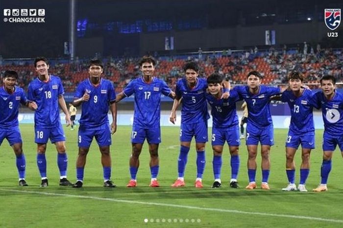 Para pemain Timnas U-24 Thailand melakukan selebrasi.