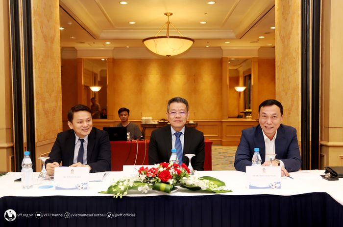 Presiden AFF Khiev Sameth (tengah) bersama Presiden VFF Tran Quoc Tuan (kanan).