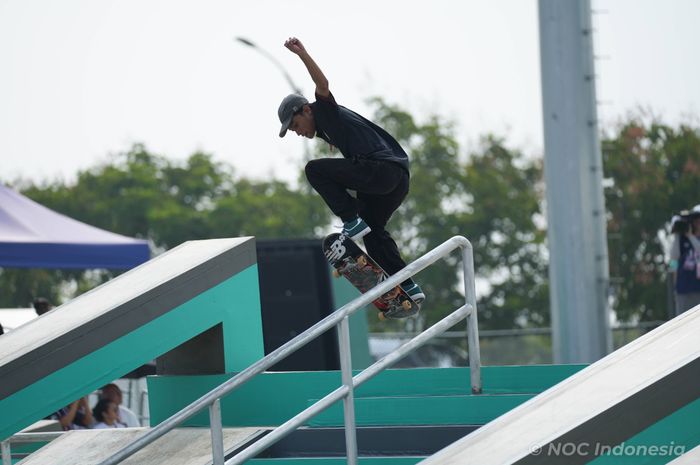 Aksi skateboarder putra Indonesia, Sanggoe Darma Tanjung, di nomor 100 meter mens street Asian Games 2022 di Qiantang Roller Sports Center, Hangzhou, China, Rabu (27/9/2023).