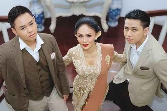 Yuni Shara dan kedua anaknya