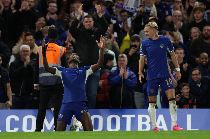 Penyerang Chelsea, Nicolas Jackson, merayakan gol ke gawang Brighton and Hove Albion pada ajang Piala Liga Inggris 2023-2024 di Stadion Stamford Bridge, Rabu (27/9/2023).