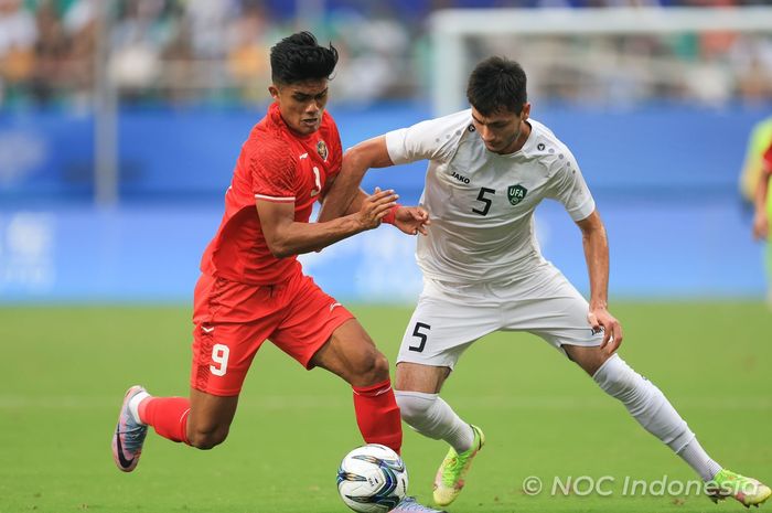 Penyerang Timnas U-24 Indonesia, Ramadhan Sananta saat berhadapan dengan pemain Uzbekistan dalam laga babak 16 besar Asian Games 2023.