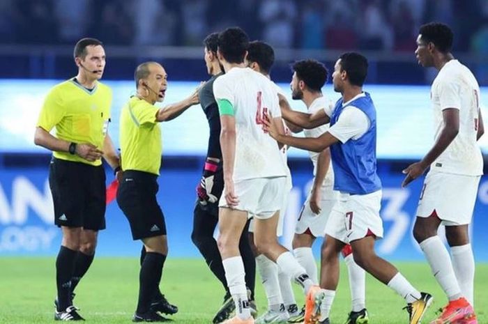 Para pemain Qatar mengerubungi wasit usai kalah dari China di babak 16 besar Asian Games 2022.