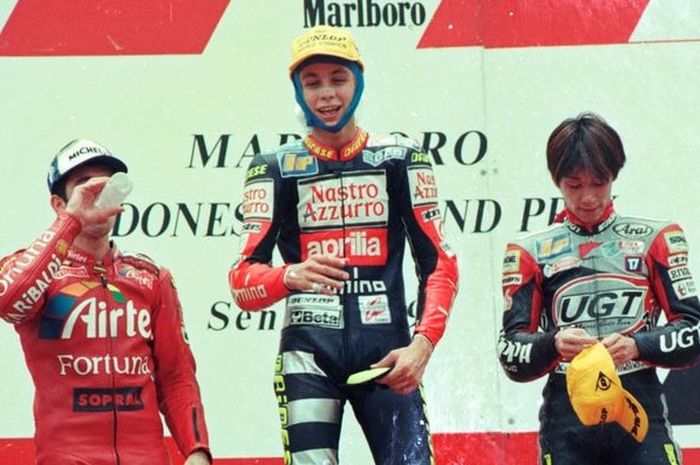 Valentino Rossi saat memenangi GP Indonesia 1997 di kelas 125cc dalam balapan di Sirkuit Sentul, Indonesia, 28 September 1997.