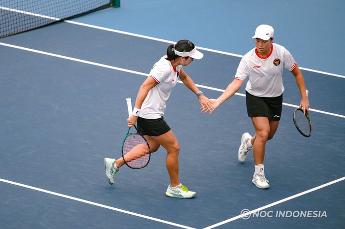 Pasangan ganda putri Indonesia, Aldilla Sutjiadi/Janice Tjen , meraih medali perunggu tenis Asian Games 2022 setelah kalah pada semifinal di Hangzhou Olympic Sports Centre Tennis. Kamis (28/9/2023).