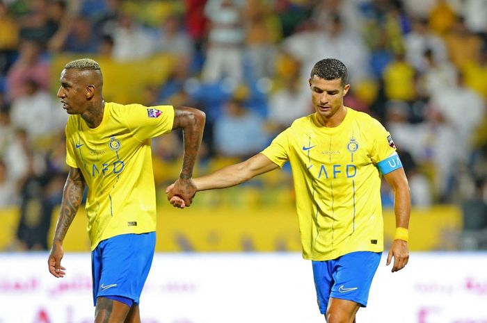Umpan cungkil Cristiano Ronaldo (kanan) kepada Talisca melahirkan gol bagi Al Nassr saat menghadapi Al Tai pada lanjutan Liga Arab Saudi (29/9/2023).