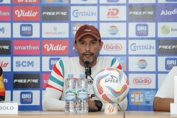 Pelatih Persis Solo, Leonardo Medina saat konferensi pers jelang laga lawan Persija Jakarta di Stadion Manahan, Solo, Jumat (29/9/2023)