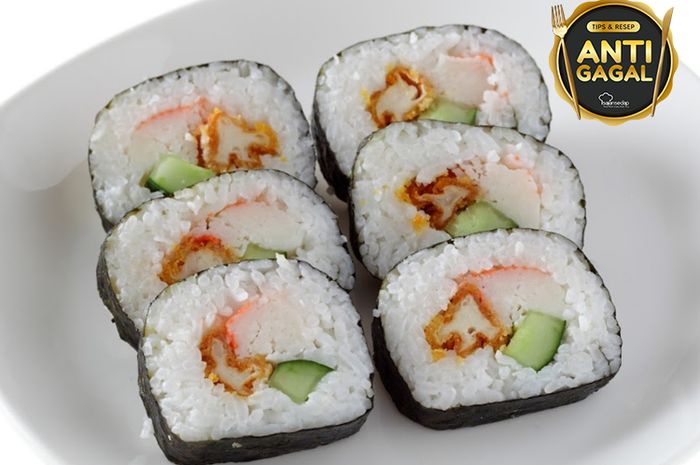 Hidangan sushi nugget crab stick.