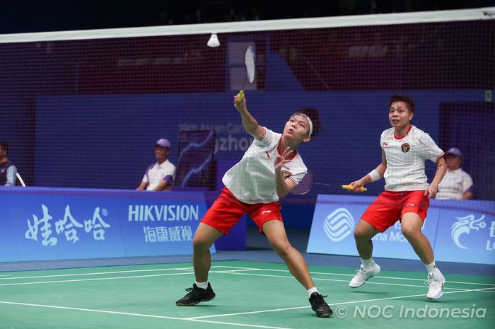 Ganda putri Indonesia, Apriyani Rahayu/Siti Fadia Silva Ramadhanti saat beraksi di beregu putri bulu tangkis Asian Games 2022, di Binjiang Gymnasium, Hangzhou, China, Jumat (29/9/2023)