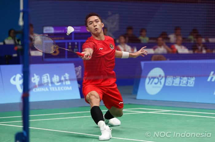 Pebulu tangkis tunggal putra Indonesia, Jonatan Christie, pada partai ketiga beregu Asian Games 2022 melawan Korea Selatan di Binjiang Gymnasium, Hangzhou, China, Jumat (29/9/2023).