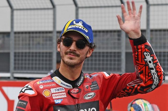 Pembalap Ducati Lenovo, Francesco Bagnaia, melambaikan tangan setelah finis ketiga pada sprint race MotoGP Jepang 2023 di Sirkuit Motegi, Sabtu (30/9/2023).