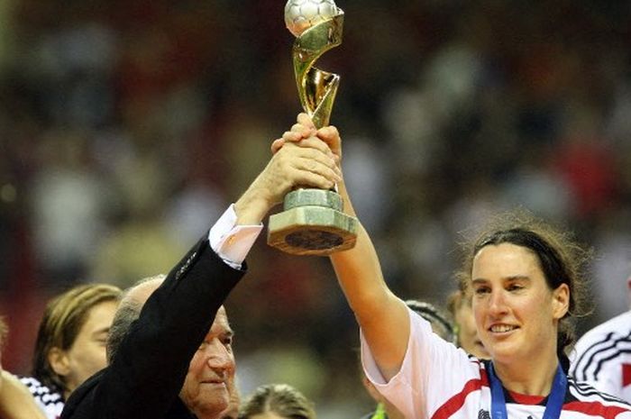 Kapten Jerman, Birgit Prinz, mengangkat trofi Piala Dunia Wanita 2007 setelah mengalahkan Brasil 2-0 di final, 30 September 2007 di Shanghai, China.