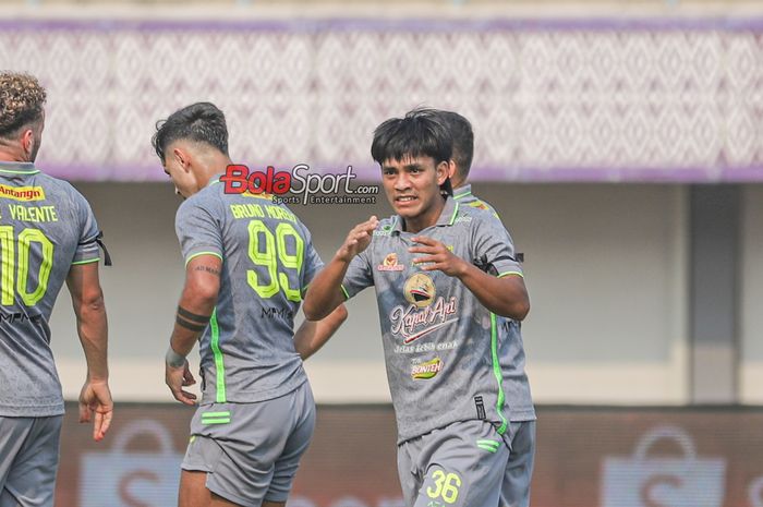 Ripal Wahyudi melakukan selebrasi seusai mencetak gol dalam laga pekan ke-14 Liga 1 2023 antara Dewa United versus Persebaya Surabaya di Stadion Indomilk Arena, Tangerang, Banten, Sabtu (30/9/2023).