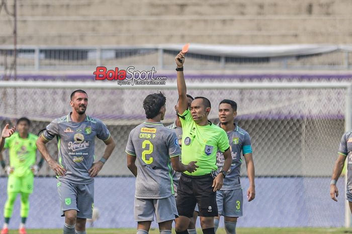 Pemain Persebaya Surabaya, Arief Catur Pamungkas, mendapatkan kartu merah dari wasit setelah melanggar pilar Dewa United dalam laga pekan ke-14 Liga 1 2023 di Stadion Indomilk Arena, Tangerang, Banten, Sabtu (30/9/2023).