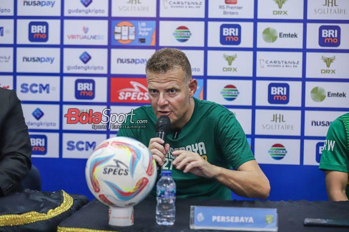 Pelatih Persebaya Surabaya, Josep Gombau Balague, sedang memberikan keterangan kepada awak media di Stadion Indomilk Arena, Tangerang, Banten, Sabtu (30/9/2023).