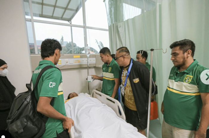 Catur Pamungkas dan manajemen Persebaya Surabaya menunjukkan itikad baik dengan menghampiri bek Dewa United Ady Setiawan di Rumah Sakit seusai pertandingan berakhir.