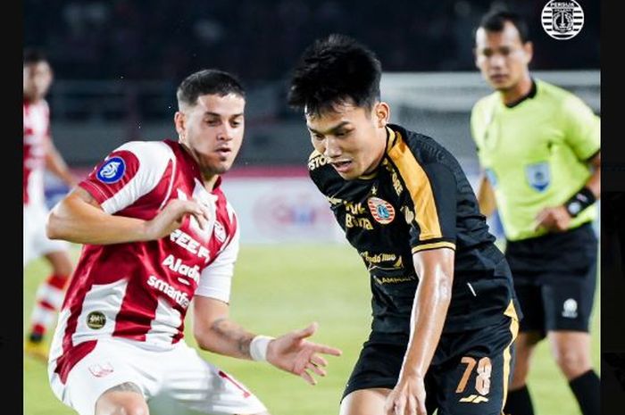 Aksi Witan Sulaeman (kanan) dan Messidoro dalam pertandingan Persis Solo versus Persija Jakarta di pekan ke-14 Liga 1 2023-2024.