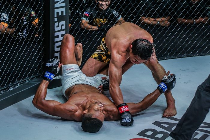 Eduard Folayang menang KO atas Amir Kahn dalam salah satu duel di ONE Fight Night 14, Sabtu (30/9/2023) di Singapura.
