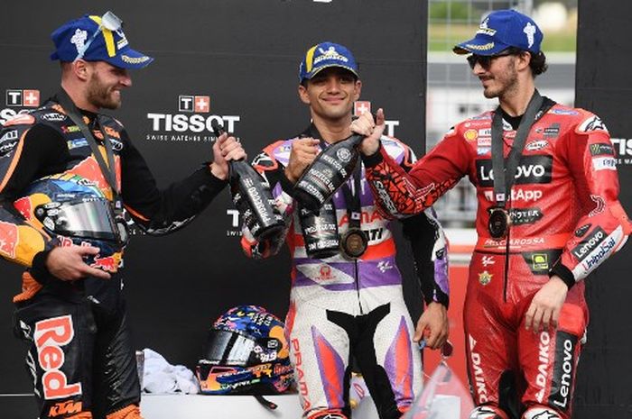 Dari kiri ke kanan, Brad Binder (Red Bull KTM), Jorge Martin (Pramac Ducati), dan Francesco Bagnaia (Ducati Lenovo) di podium sprint race MotoGP Jepang 2023 di Sirkuit Motegi, Sabtu (30/9/2023).