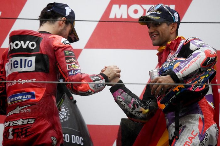 Francesco Bagnaia (kiri) dan Jorge Martin (kanan) berjabat tangan di podium setelah balapan MotoGP Jepang di Sirkuit Motegi, Motegi, Jepang, 1 Oktober 2023. Martin keluar sebagai pemenang sedangkan Bagnaia menjadi runner-up.