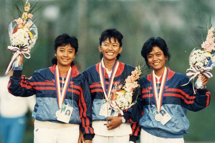 Trio Srikandi peraih medali Olimpiade pertama untuk Indonesia (dari kiri): Lilies Handayani, Nurfitriyana, dan Kusuma Wardhani.