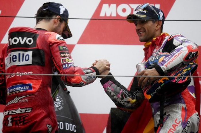 Pembalap Ducati Lenovo, Francesco Bagnaia (kiri), dan pembalap Pramac Ducati, Jorge Martin bersalaman setelah balapan MotoGP Jepang 2023 di Sirkuit Motegi, Minggu (2/10/2023).