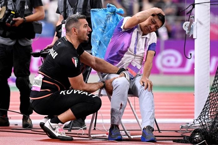 Wasit di cabang olahraga atletik Asian Games 2022, Huang Qinhua, mengalami patah tulang kaki akibat terkena lemparan beban (palu).