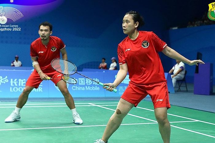 Pasangan ganda campuran Indonesia, Rinov Rivaldy/Pitha Haningtyas Mentari, pada pertama Asian Games 2022 di Binjiang Gymnasium, Hangzhou, China, Senin (2/10/2023) 