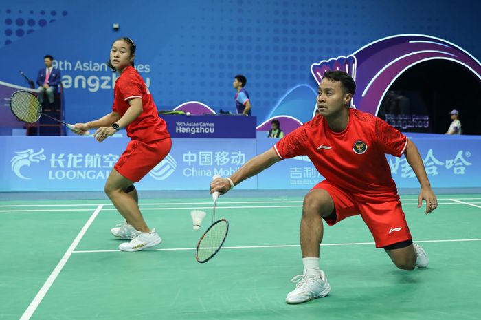 Pasangan ganda campuran Indonesia, Rehan Naufal Kusharjanto/Lisa Ayu Kusumawati, pada babak 32 besar nomor perorangan Asian Games 2022 di Binjiang Gymnasium, Senin (2/10/2023).