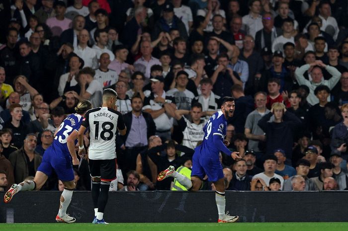 Penyerang Chelsea, Armando Broja, merayakan golnya ke gawang Fulham pada matchweek 7 Liga Inggris 2023-2024 di Stadion Craven Cottage, Senin (2/10/2023).