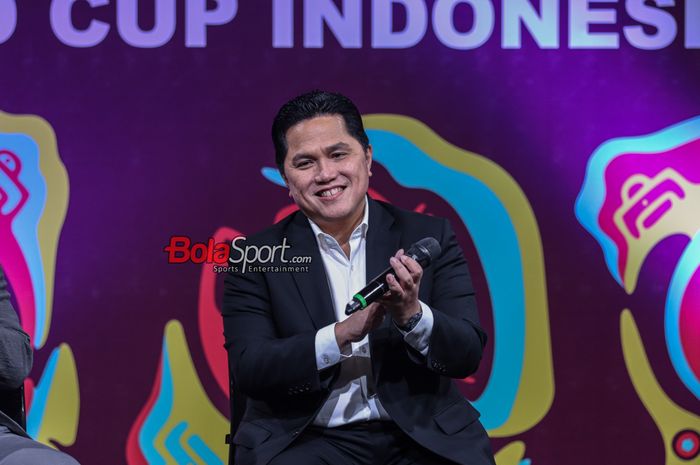 Ketua Umum PSSI, Erick Thohir, sempat tersenyum saat sedang memberikan keterangan kepada awak media di Kawasan Senayan, Jakarta, Selasa (3/10/2023).