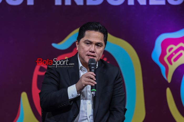 Ketua Umum PSSI, Erick Thohir, sedang memberikan keterangan kepada awak media di Kawasan Senayan, Jakarta, Selasa (3/10/2023).