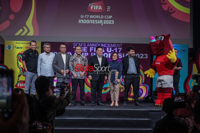 Ketua Umum PSSI, Erick Thohir dan Direktur Programming Surya Citra Media, Harsiwi Achmad beserta jajaran di Kawasan Senayan, Jakarta, Selasa (3/10/2023).