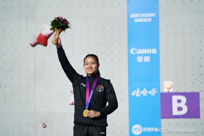 Atlet panjang tebing Indonesia, Desak Made Rita Kusuma Dewi, merebut medali emas dari nomor speed putri Asian Games 2022 dalam perlombaan yang digelar di Shaoxing, China, 3 Oktober 2023. 