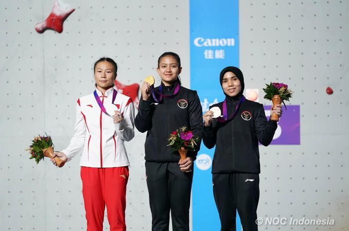 Indonesia memenangi dua medali pada perlombaan panjat tebing nomor speed putri Asian Games 2022 di Shaoxing, China, 3 Oktober 2023.  Atlet panjang tebing Indonesia, Desak Made Rita Kusuma Dewi (tengah) merebut emas sedangkan Rajiah Salsabillah (kanan) merebut perunggu. 