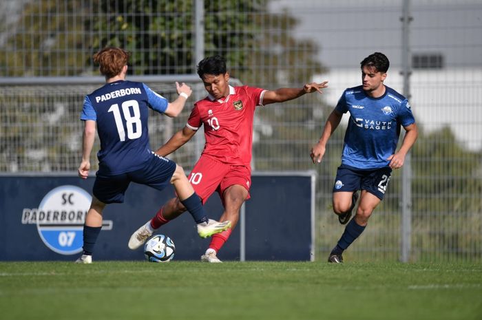 Suasana laga uji coba kedua Timnas U-17 Indonesia di Jerman saat berjumpa tim Paderborn Youth U-17 pada Senin (2/10/2023).
