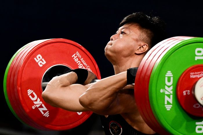 Lifter Indonesia, Rahmat Erwin Abdullah, memenangi medali emas angkat besi nomor 73kg putra pada perlombaan Asian Games 2022 di Hangzhou, China, 3 October 2023.