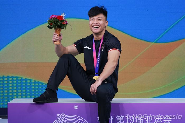 Lifter Indonesia, Rahmat Erwin Abdullah, memenangi medali emas angkat besi nomor 73kg putra pada perlombaan Asian Games 2022 di Hangzhou, China, 3 October 2023.