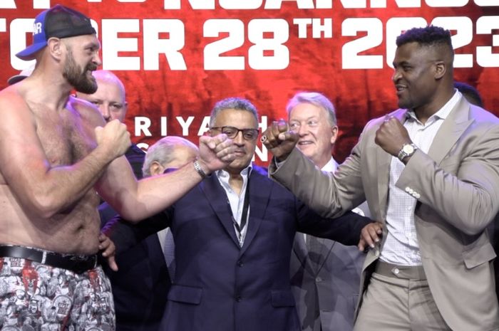 Face-off antara Tyson Fury (kiri) dan Francis Ngannou menjelang pertarungan mereka pada 28 Oktober 2023.