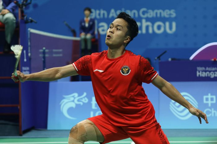 Pebulu tangkis tunggal putra Indonesia, Anthony Sinisuka Ginting,  pada babak 32 besar nomor perorangan di Binjiang Gymnasium, Hangzhou, China, Selasa (3/10/2023).