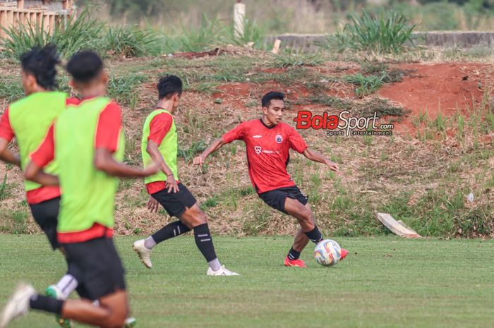 Pemain Persija Jakarta, Muhammad Rayhan Hannan (kanan), sedang menguasai bola saat berlatih di Lapangan Nirwana Park, Sawangan, Jawa Barat, Rabu (4/10/2023).