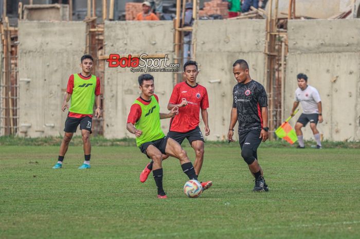 Aji Kusuma (kiri) dan Muhammad Rayhan Hannan (kanan) sedang berlatih bersama Persija Jakarta di Lapangan Nirwana Park, Sawangan, Jawa Barat, Rabu (4/10/2023).