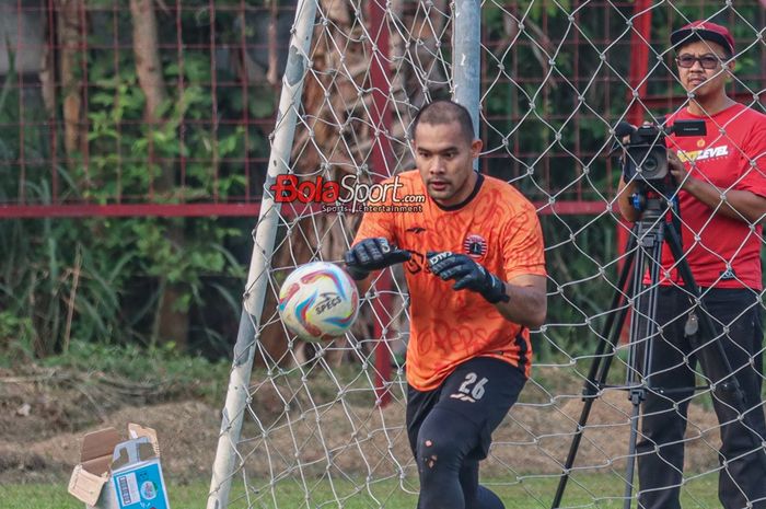 Kiper Persija Jakarta, Andritany Ardhiyasa, akan menangkap bola saat berlatih di Lapangan Nirwana Park, Sawangan, Jawa Barat, Rabu (4/10/2023).