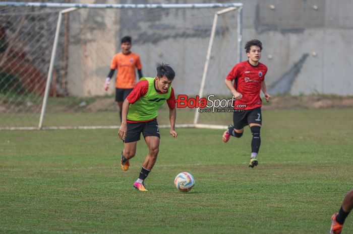 Witan Sulaeman (kiri) sedang menguasai bola saat berlatih bersama Persija Jakarta di Lapangan Nirwana Park, Sawangan, Jawa Barat, Rabu (4/10/2023).