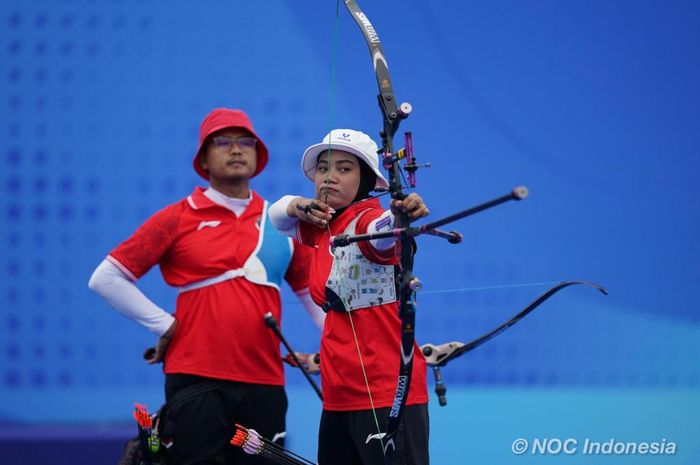 Riau Ega Agatha Salsabila dan Diananda Chairunisa saat tampil pada nomor recurve mixed team dari panahan Asian Games 2022 di Fuyang Yinhu Sports Centre, Hangzhou, China 4 Oktober 2023.