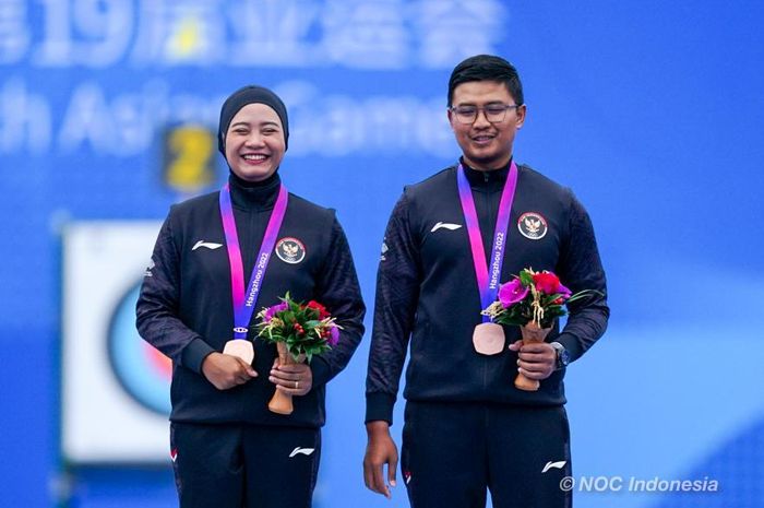 Pepanah Indonesia, Diananda Chairunisa dan Riau Ega Agatha Salsabila, merebut medali perunggu Asian Games 2022 dari nomor recurve mixed team dalam pertandingan di Fuyang Yinhu Sports Centre, Hangzhou, China 4 Oktober 2023.