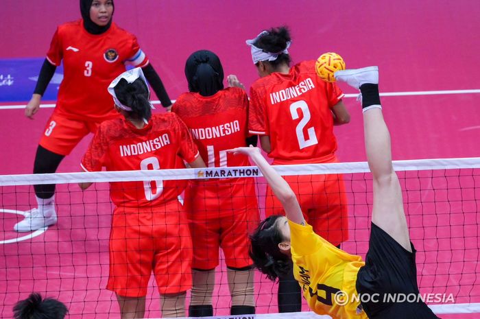 Tim sepak takraw putri Indonesia pada final Asian Games 2022 di Jinhua Sport Centre Gymnasium, Hangzhou, China, Rabu (4/10/2023).