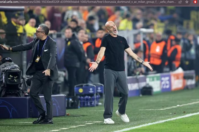 Pelatih AC Milan, Stefano Pioli, berada di pinggir lapangan dalam laga Liga Champions 2023-2024 melawan Borussia Dortmund di Stadion Signal Iduna Park, Rabu (4/10/2023).