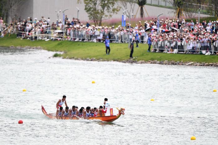 Tim perahu naga Indonesia pada Asian Games 2022 di Wenzhou Dragon Boat Centre, Hangzhou, China, Kamis (5/10/2023).